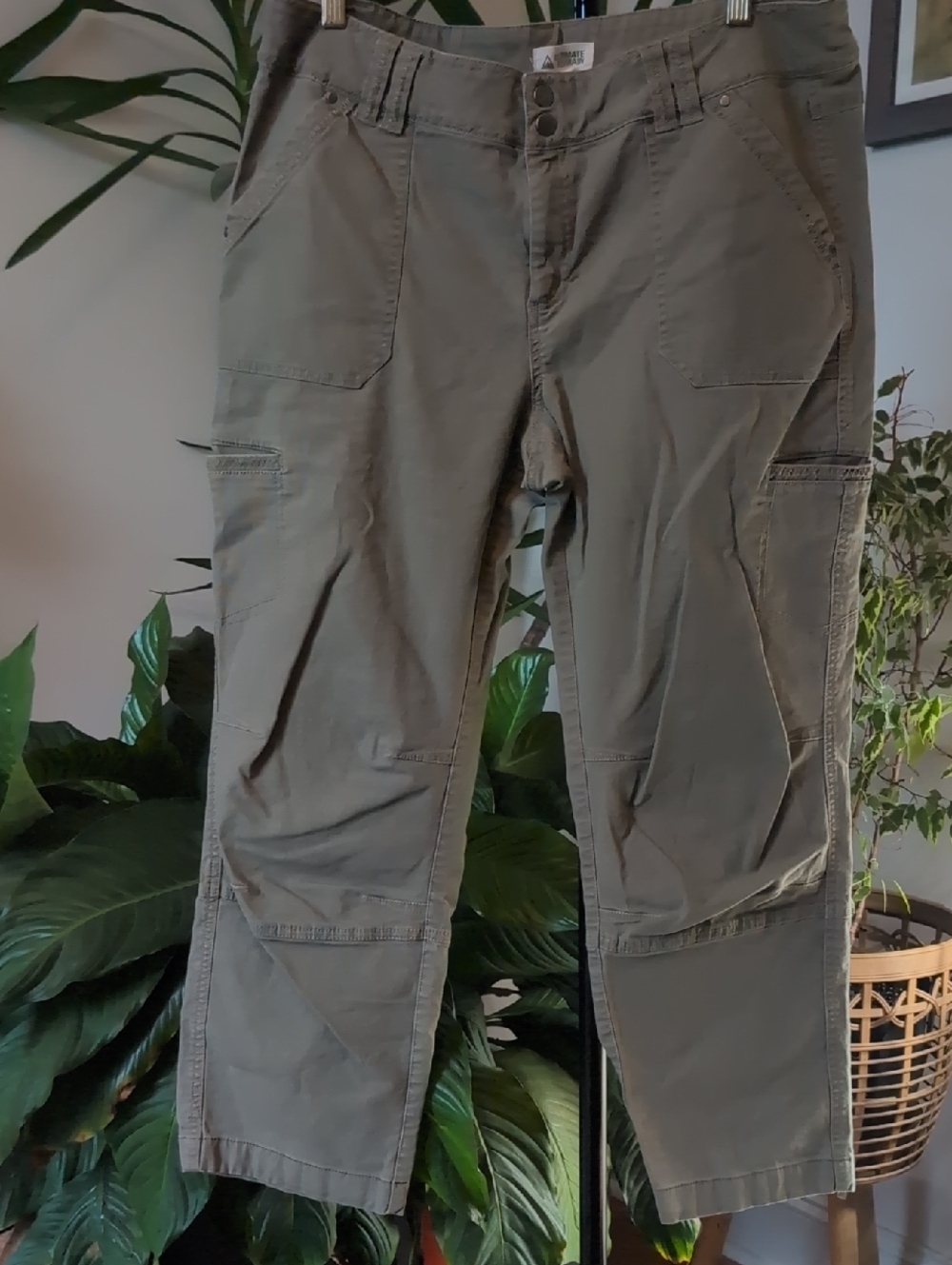 Women's Heavy-weight Cotton Cropped Cargo Pants in Olive